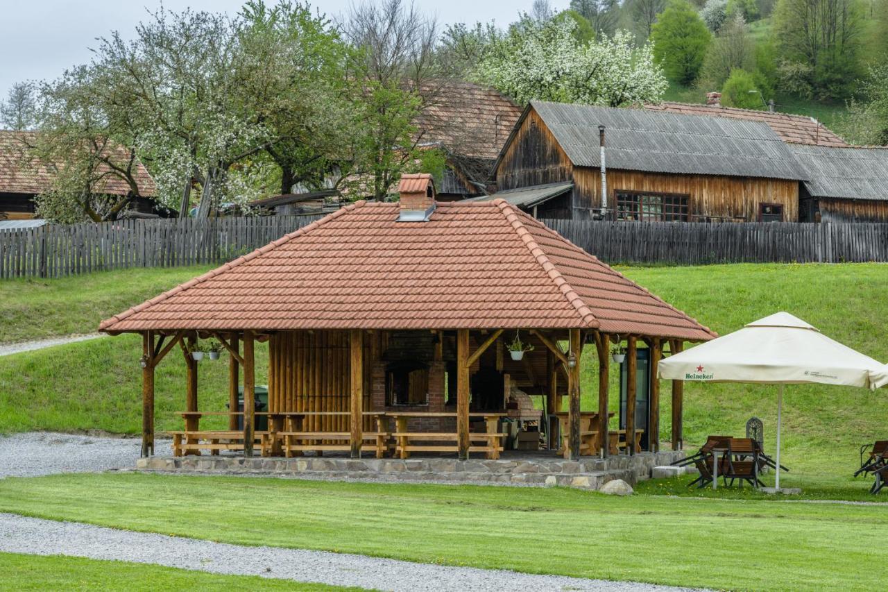 Biotour Camping & Restaurant Ghimeş-Făget Exteriör bild