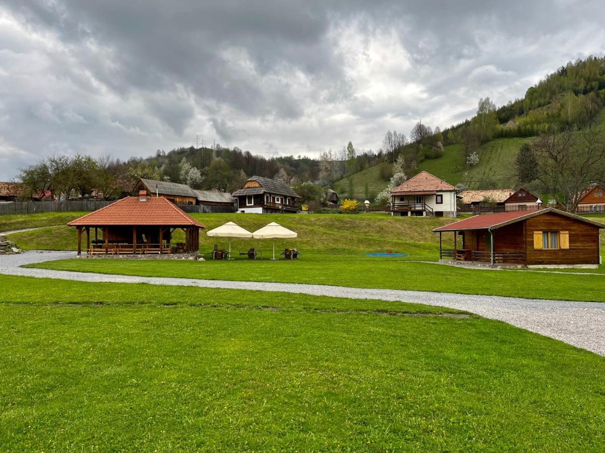 Biotour Camping & Restaurant Ghimeş-Făget Exteriör bild